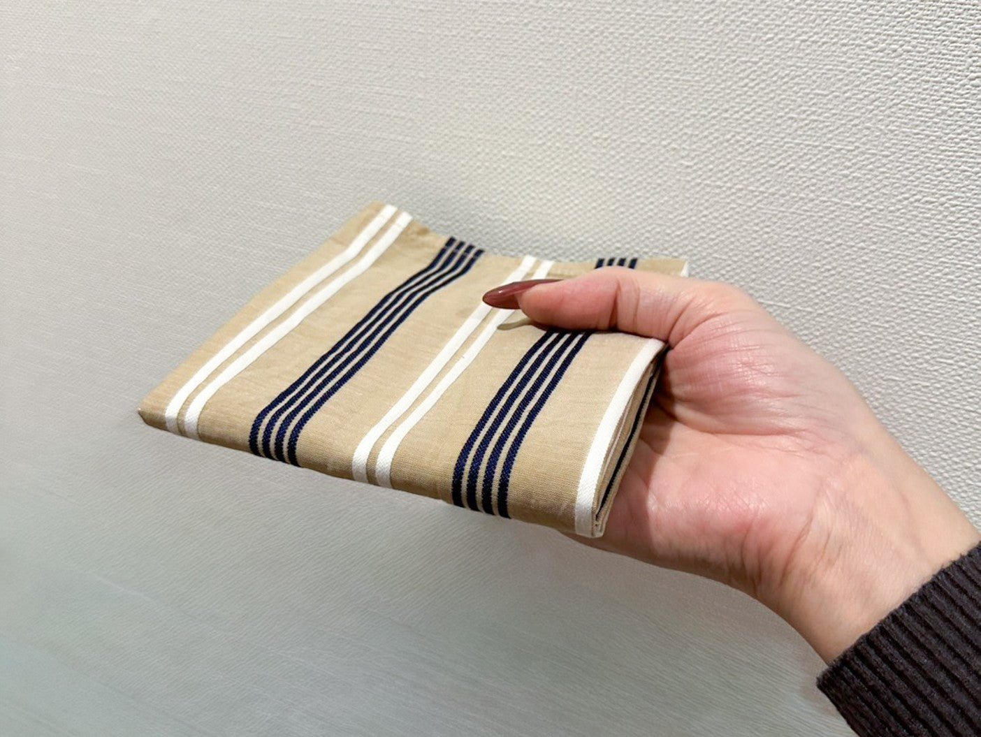 ハンカチを手に持っている