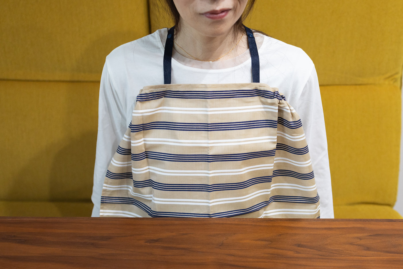 エプロンになるハンカチ「布帛の騎士」をつけている