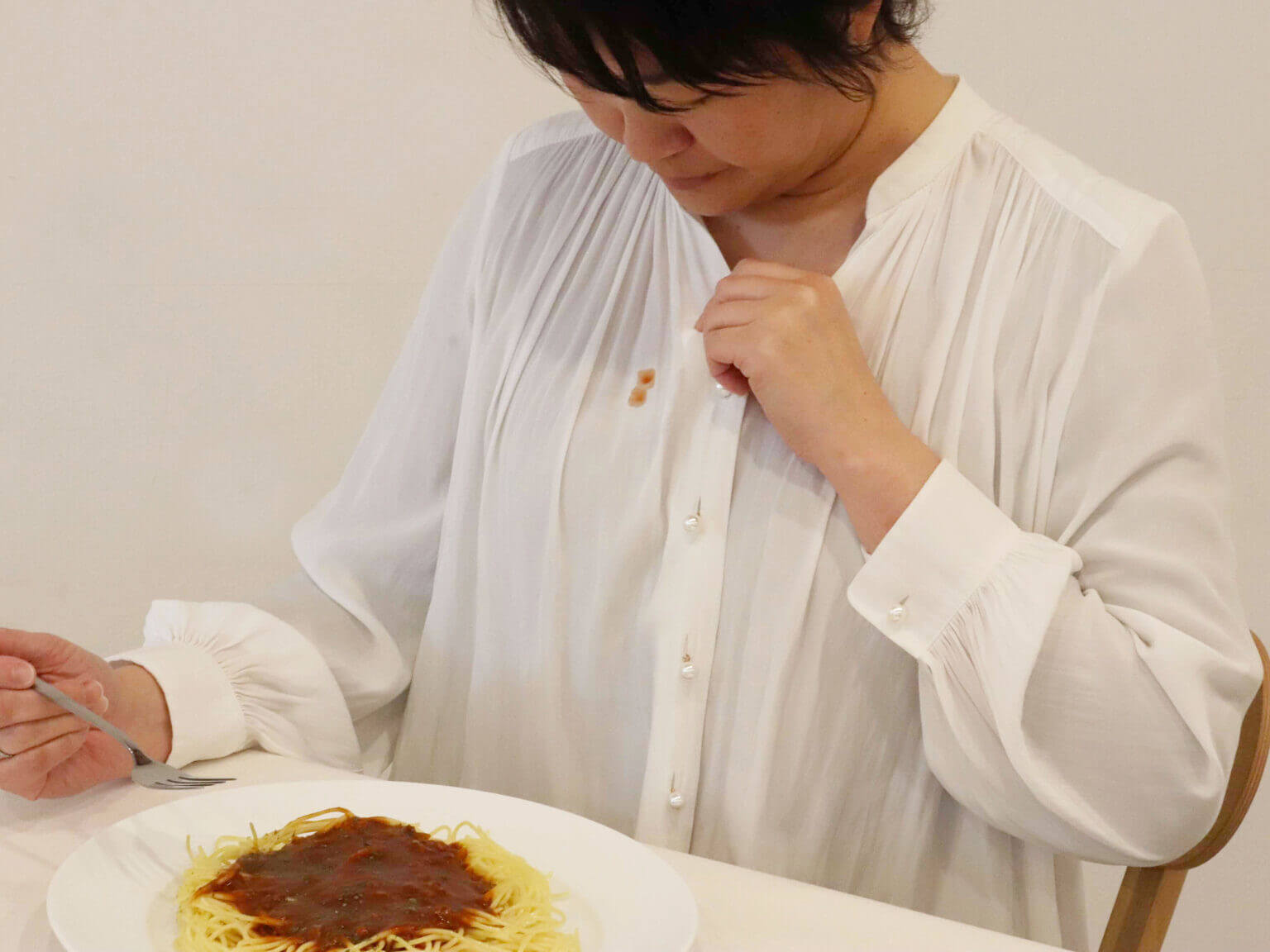 Safe for white shirts | Considerations required for adult dining aprons